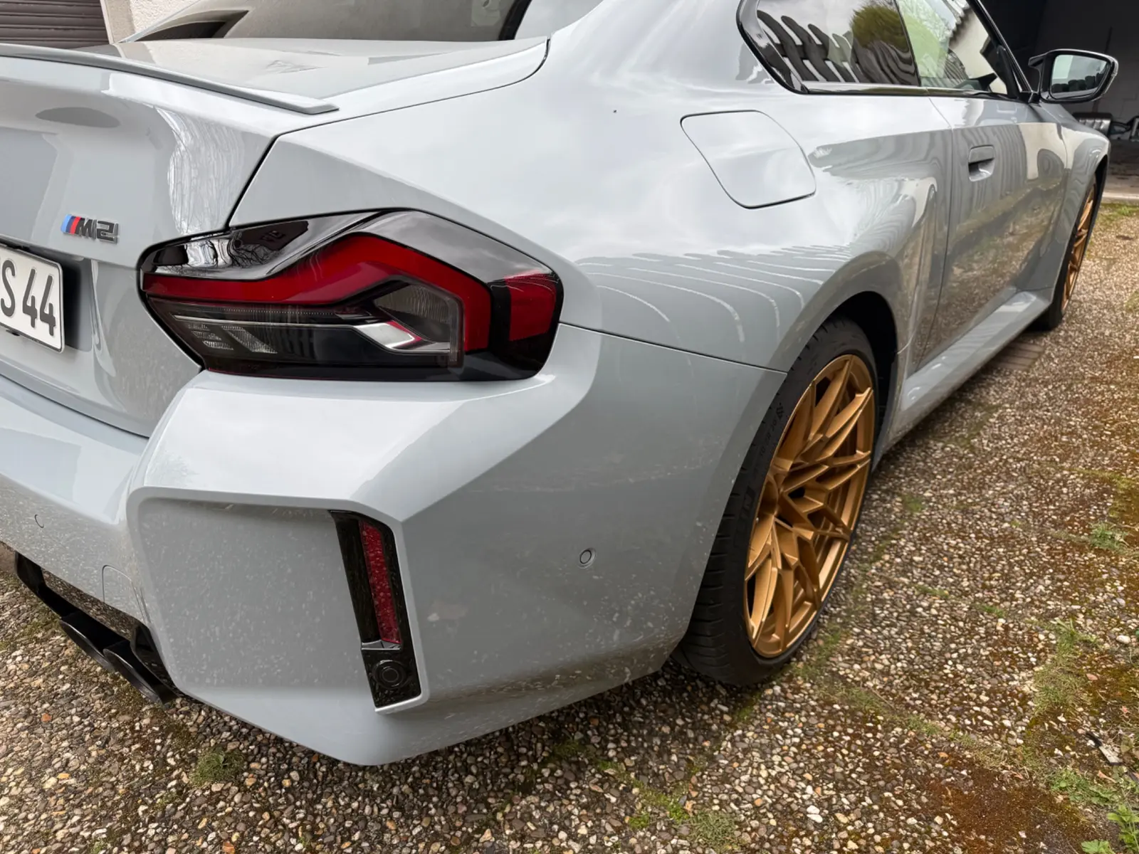 BMW M2 des ARTHOS CIRCUIT in Brooklyn Grey mit goldenen Felgen